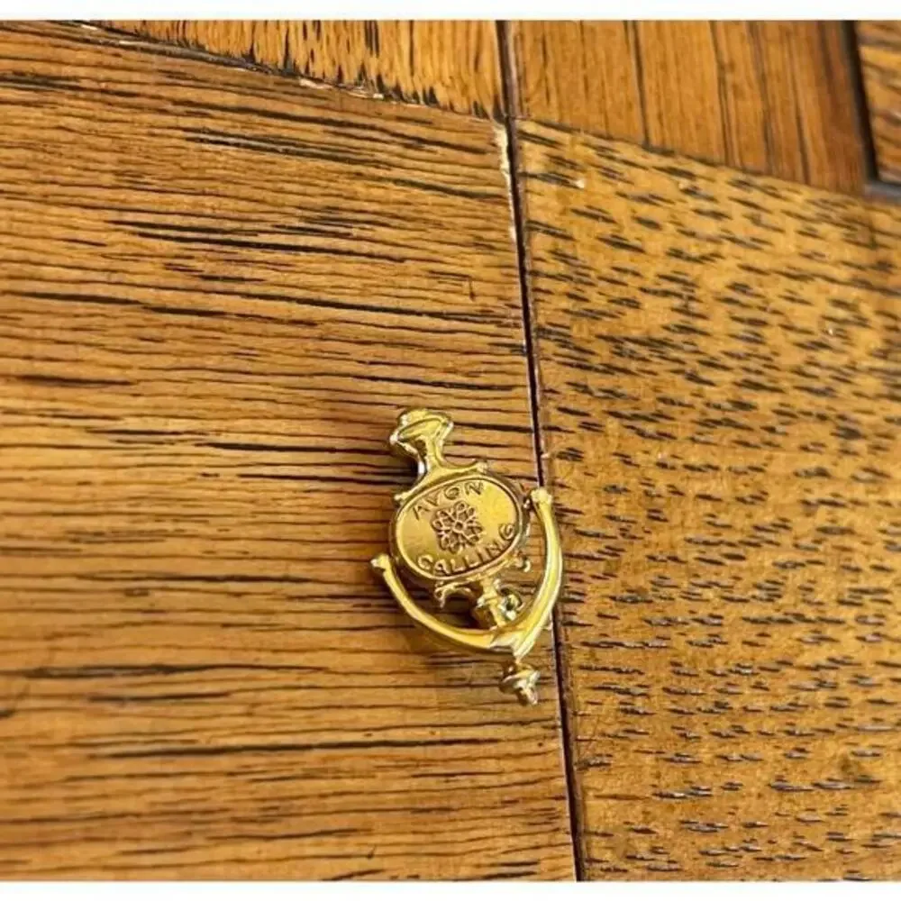 Vintage AVON door knocker “AVON CALLING” Pin